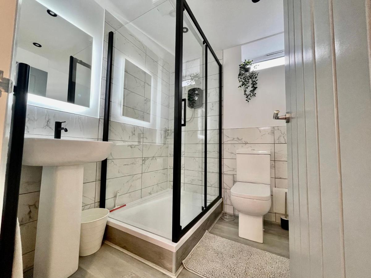 New Modern Apartment With Free Private Parking Plymouth Esterno foto