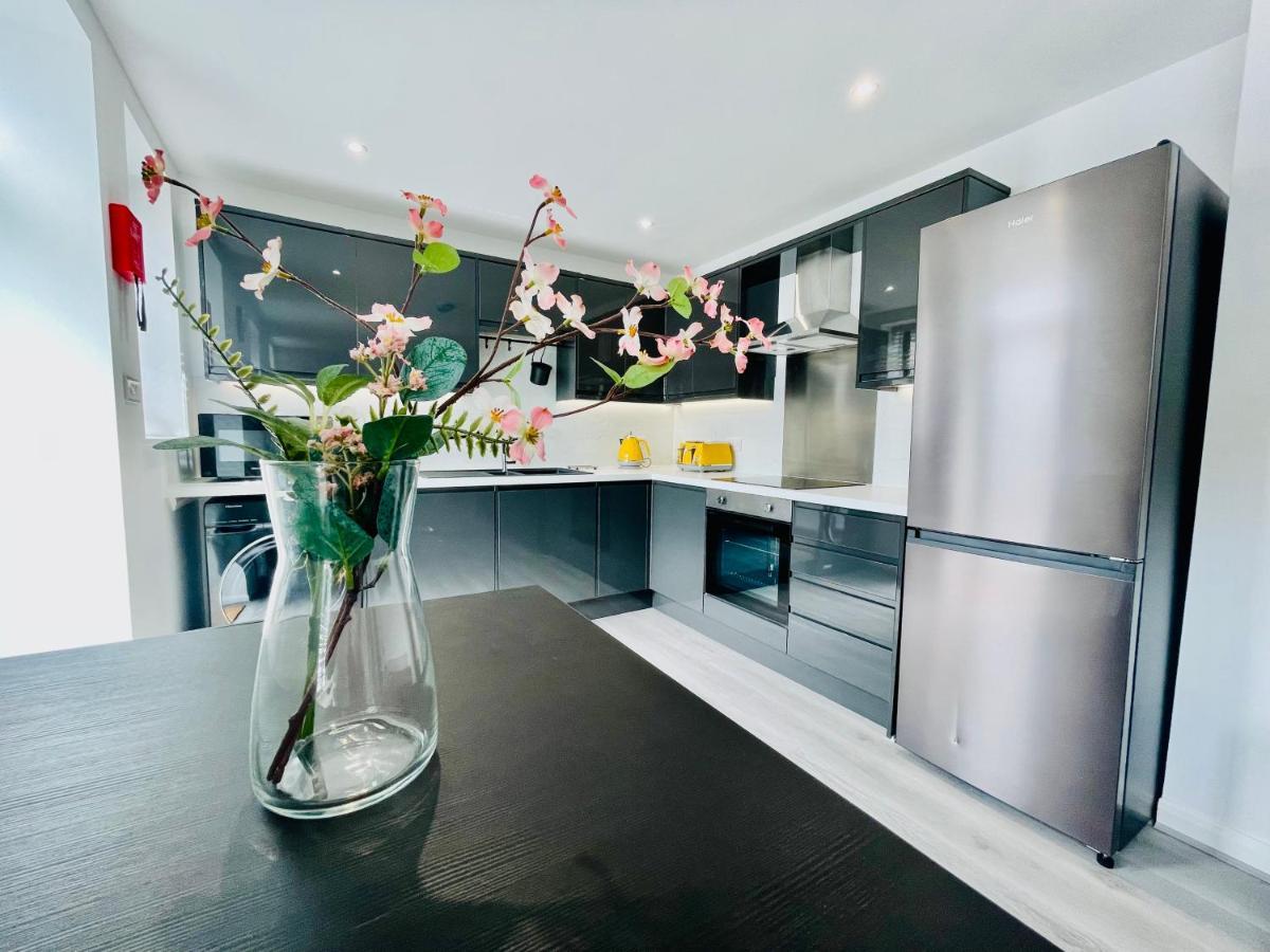 New Modern Apartment With Free Private Parking Plymouth Esterno foto